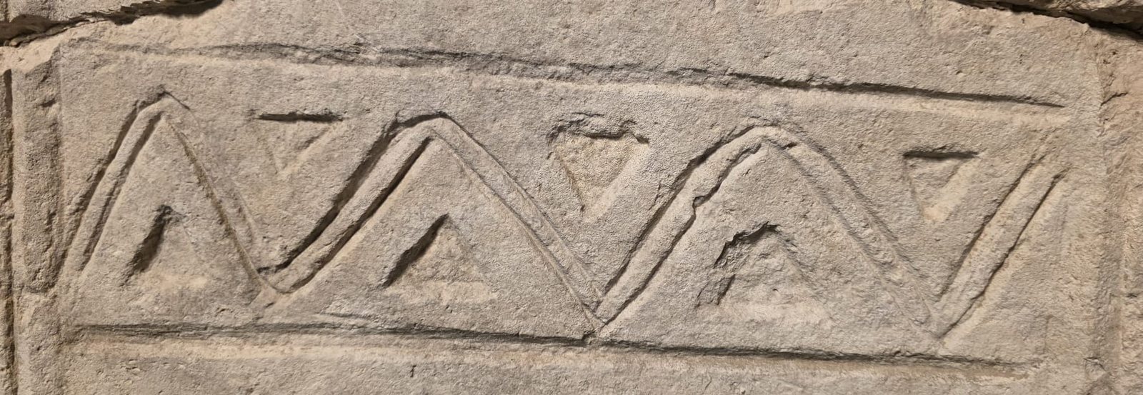Detalj istog friza. Iz njega je crtan pojas na majicama i na vrhu stranice.